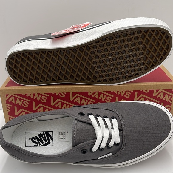 Vans • WMNS Authentic Pewter/Black
VN000JRAPBQ
Sneakers - Picture 3 of 16